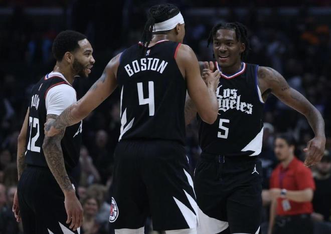 媒体人：李贤重几乎以一己之力摧毁中国男篮的外线防守