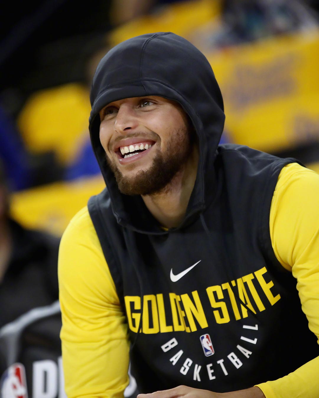 国安全队抵达北京，大兴机场内围满前来接机的国安球迷