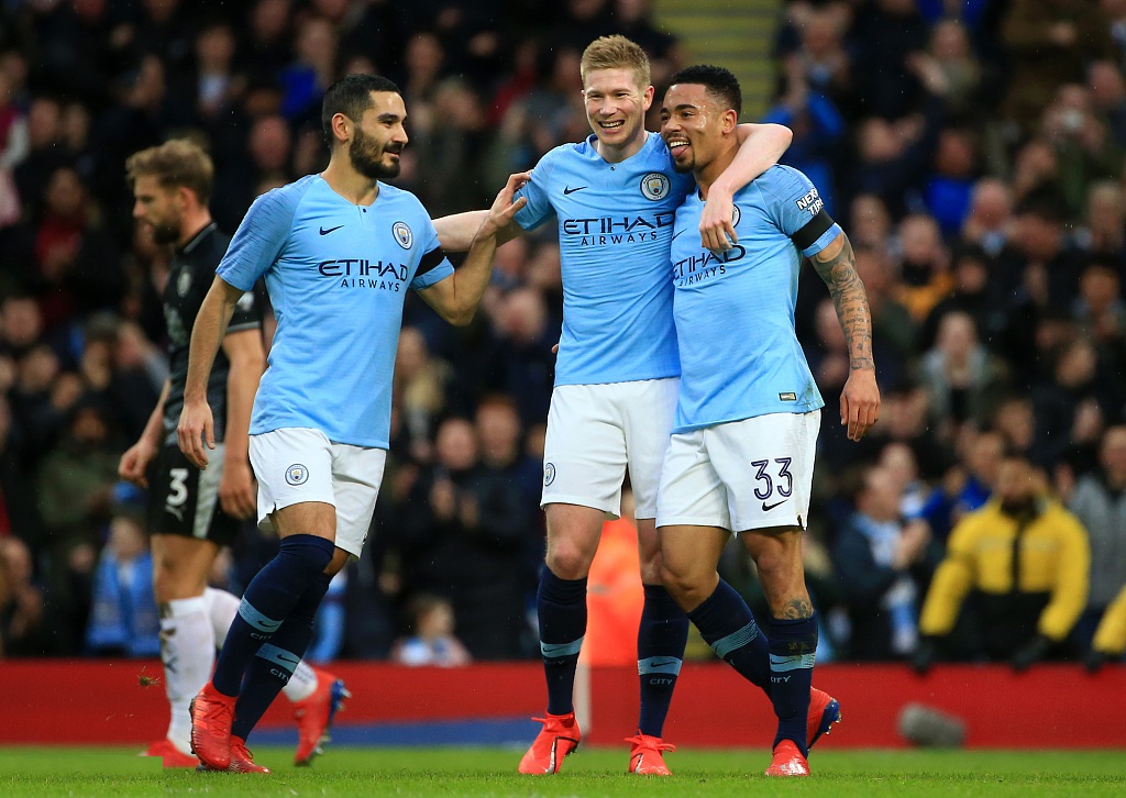 足坛精彩一夜：曼联3-2逆转，阿森纳送利物浦大礼，巴黎7球狂胜