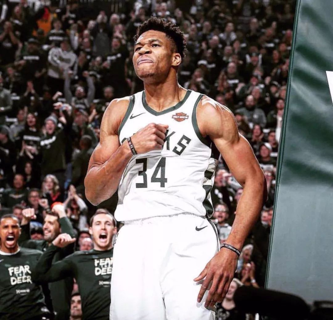 给你修修胡子，瓦科分享自己用剪刀剪克雷桑胡子的照片