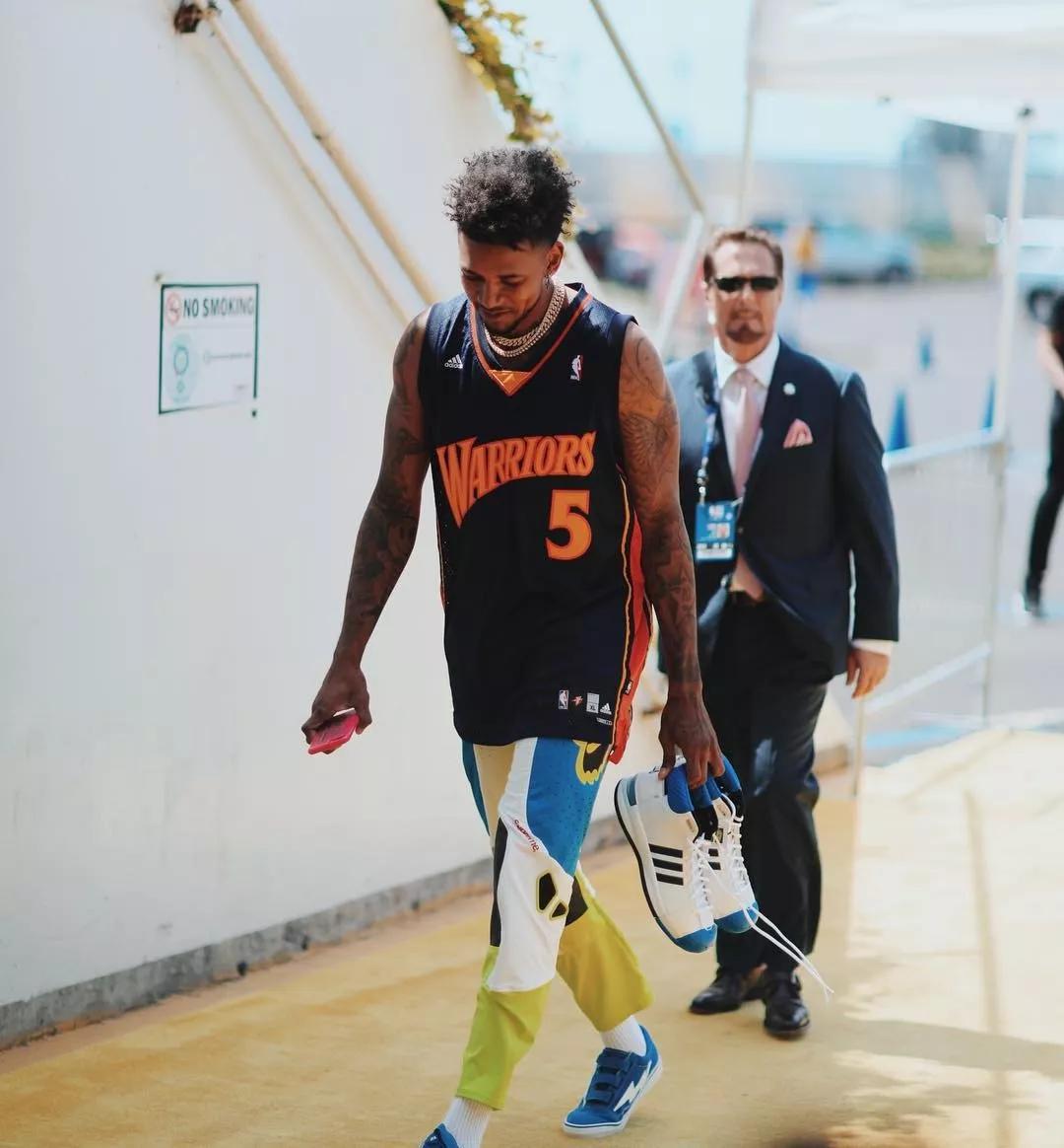 气得双手握拳！