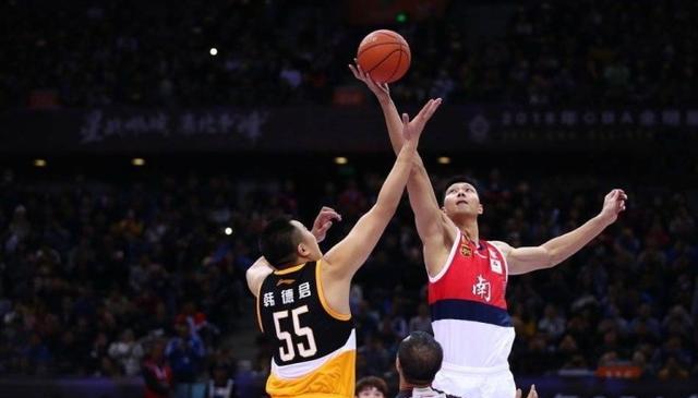 詹姆斯复出首战，湖人险胜快船